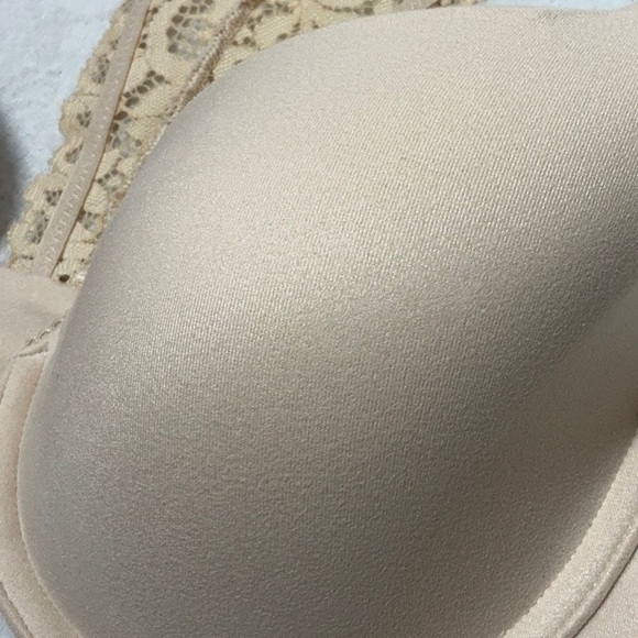Victoria's Secret Cream Lace Bra with Underwire - Picture 2 of 7